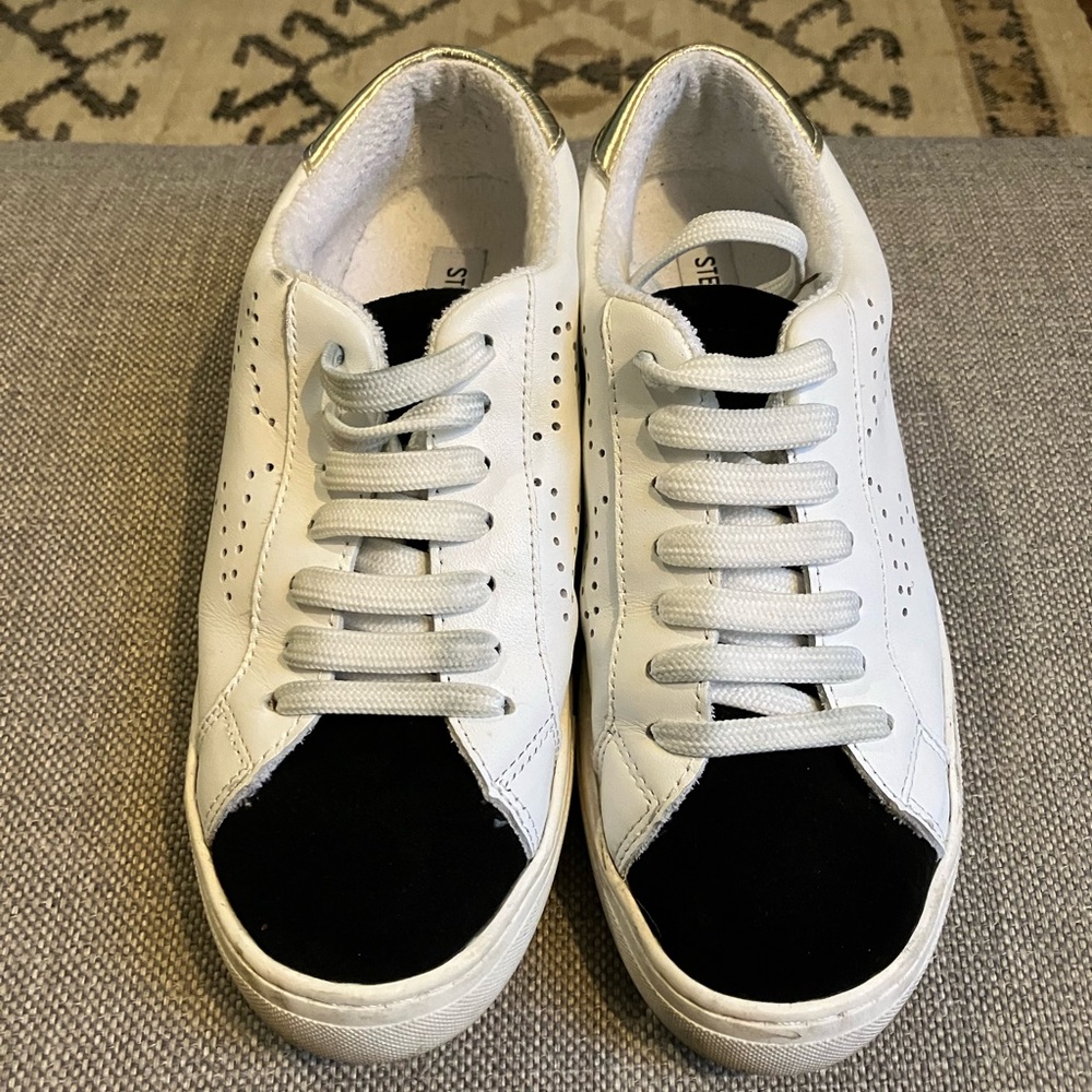 Women’s sneakers